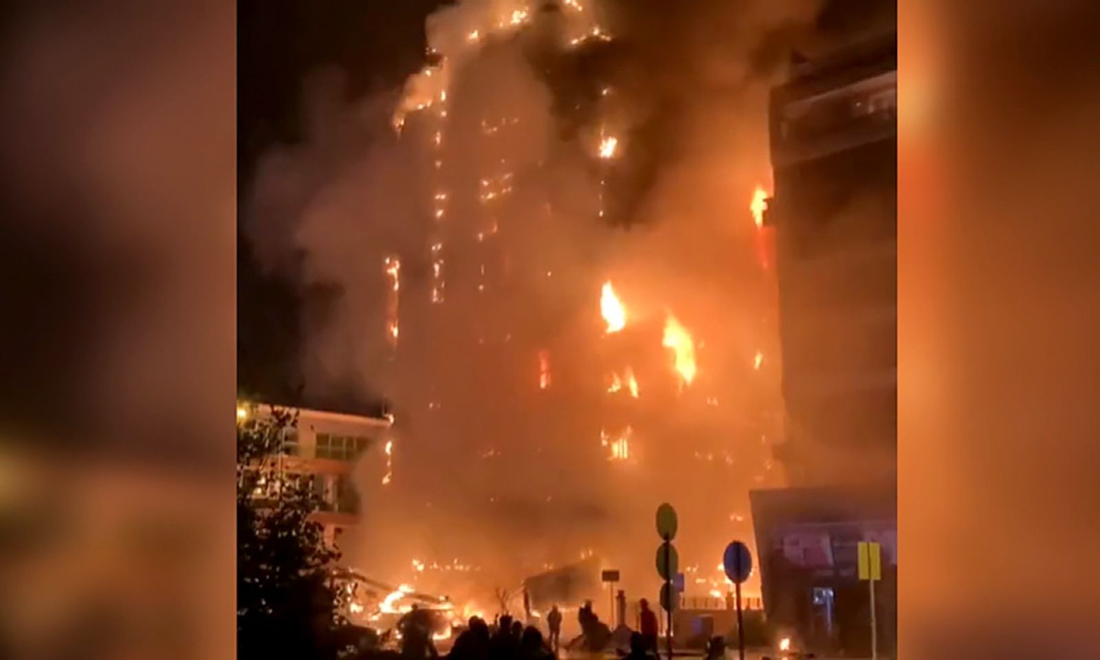 Чагылган тийген. Түркияда 10 кабаттуу бизнес борбор толугу менен күйүп кетти