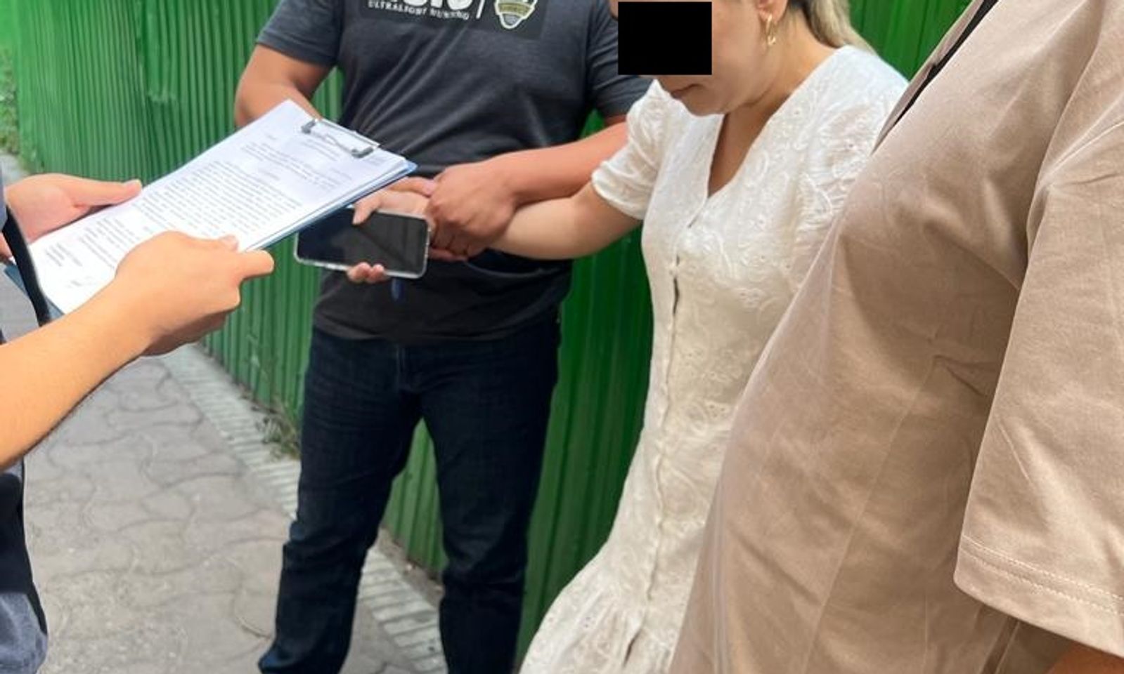 КУУнун окутуучусу пара алып жаткан жеринен кармалды