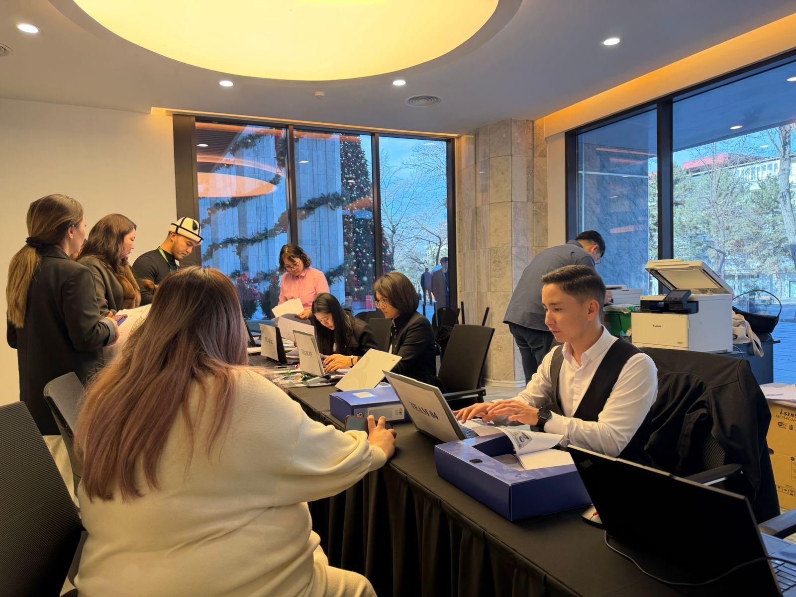 Royal Central Park долбоорунда батирге депозит таризделген кардарлардын сүрөтү