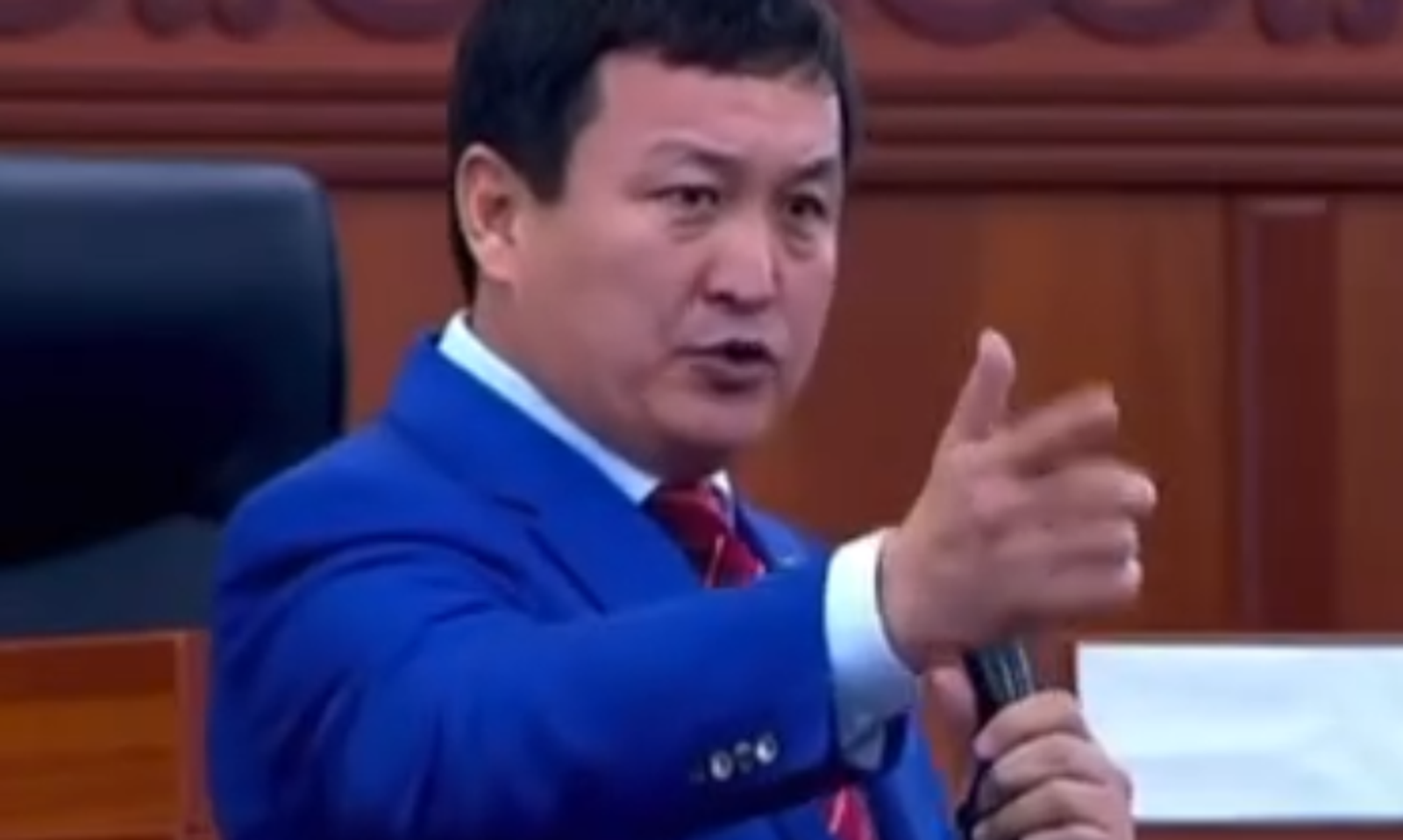 «Нормальный сүйлөңүз». Депутат менен вице-спикер кайым айтышты