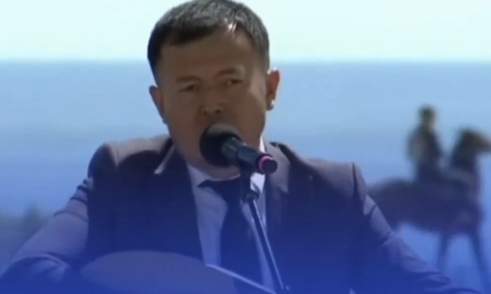 ВИДЕО-Жапаров казак акынына таза кандуу аргымак белек кылды