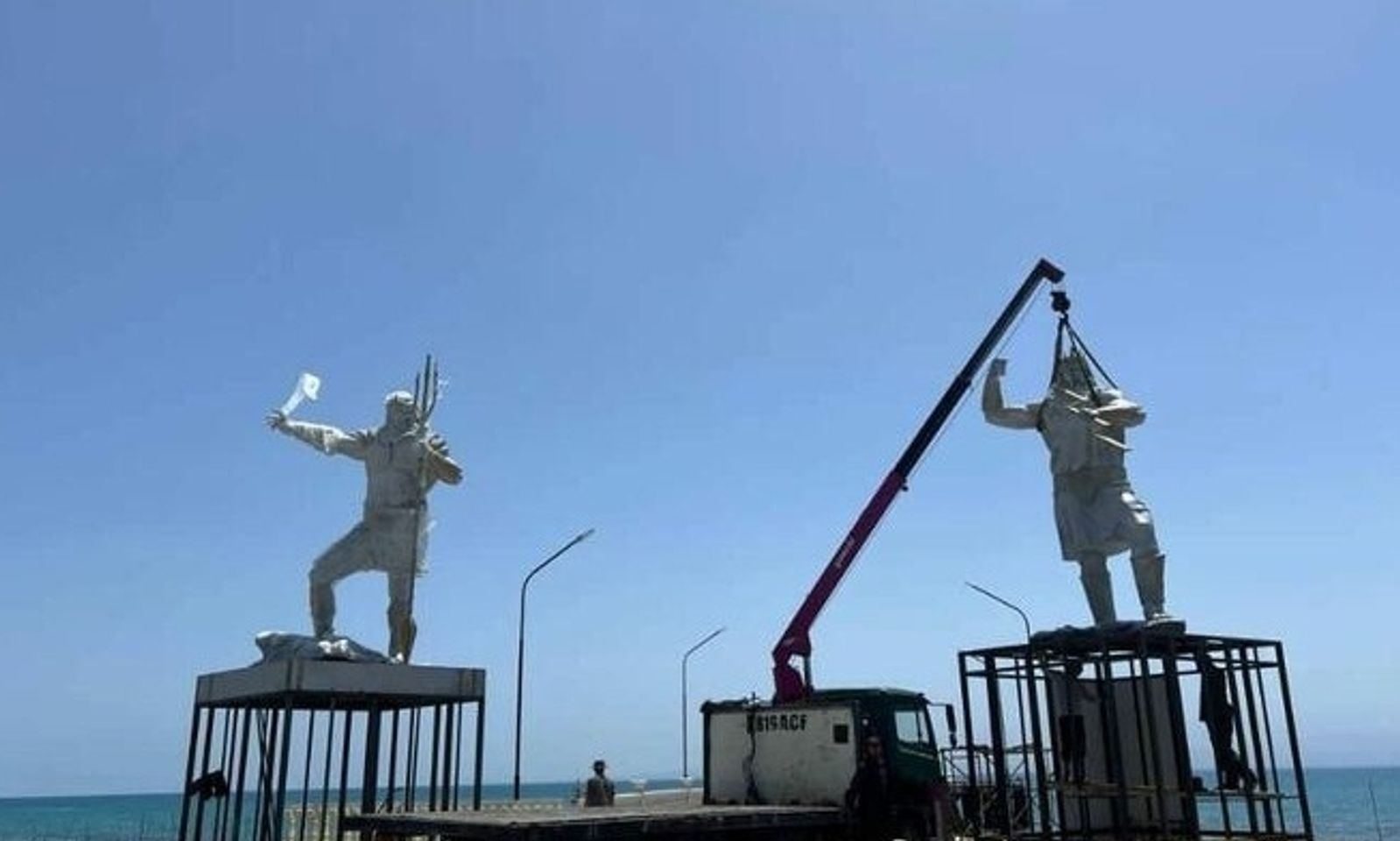 Балыкчыга грек мифологиясынын кудайлары Зевс менен Посейдондун айкелдери тургузулду