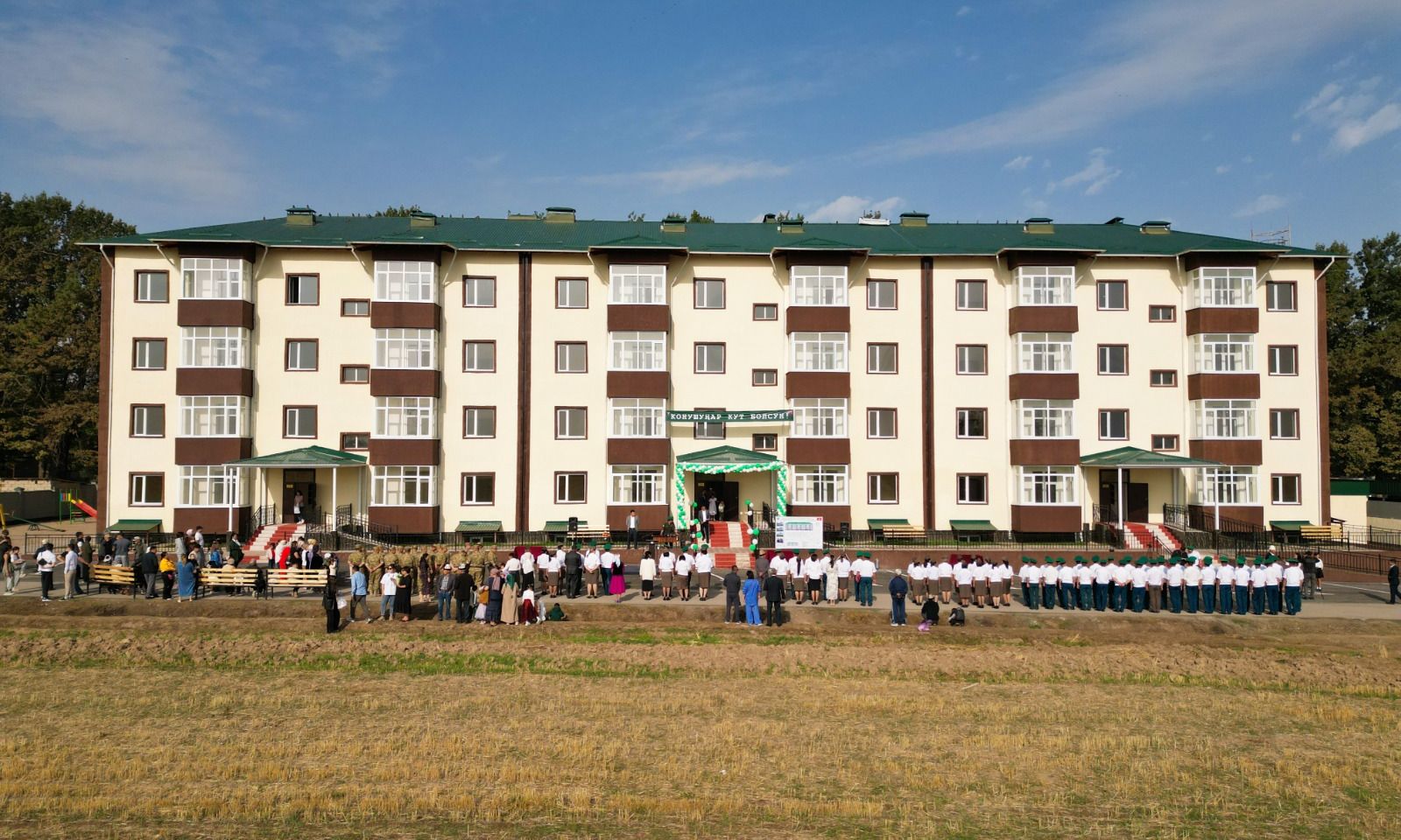 Новопокровка айылында аскер бөлүктөрүнүн кызматкерлерине батирлердин ачкычы тапшырылды