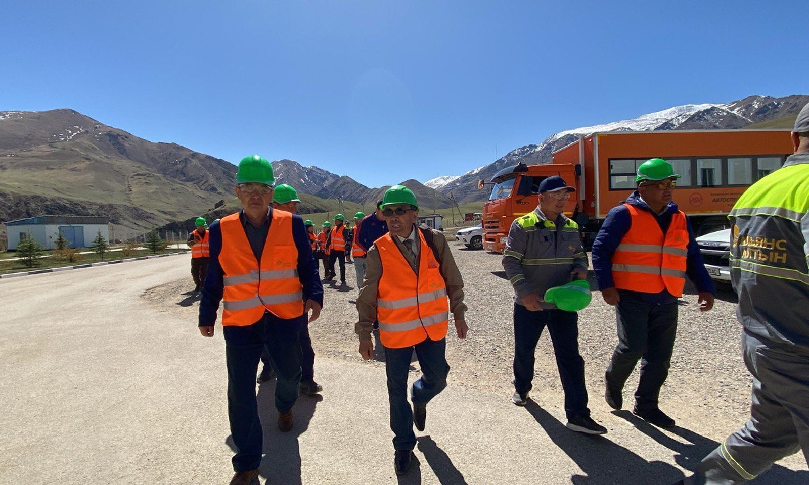 Жергиликтүү активисттер Жерүй кенинин ишмердүүлүгү менен таанышышты