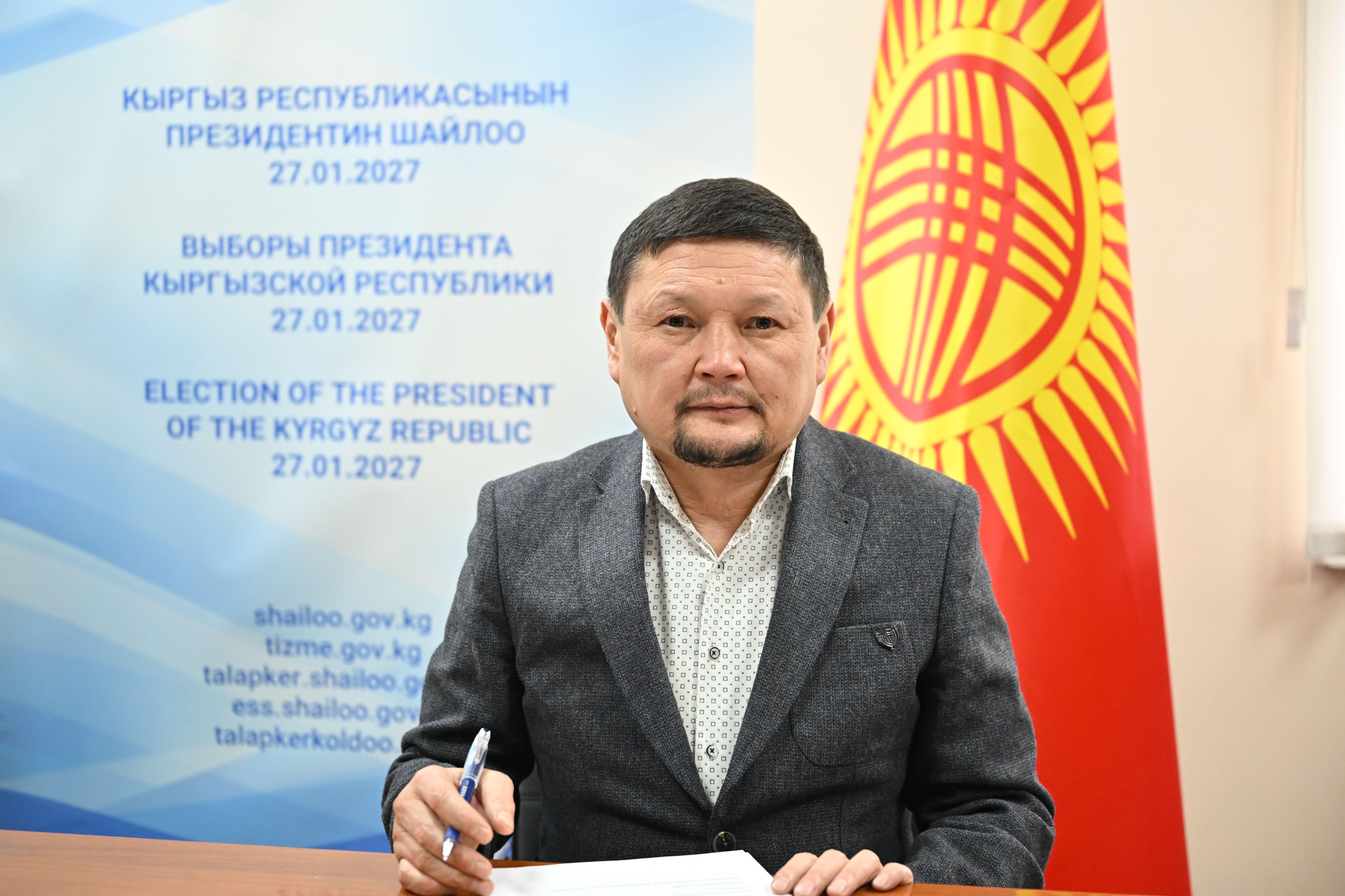 Сыймык Жапыкеев президенттик шайлоого катышуу үчүн БШКга арыз берди