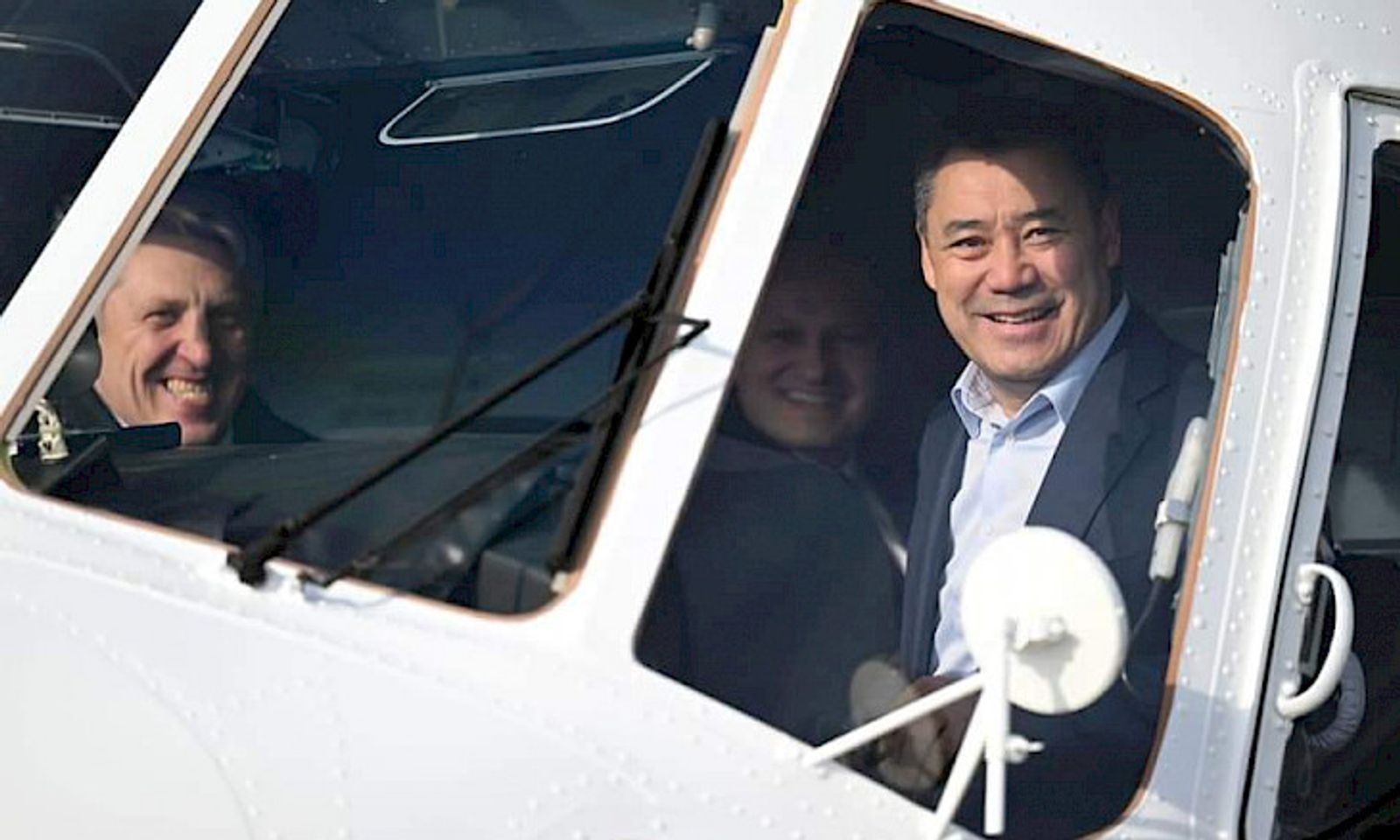 Президент Садыр Жапаров ӨКМге МИ-8 тик учагын тапшырды