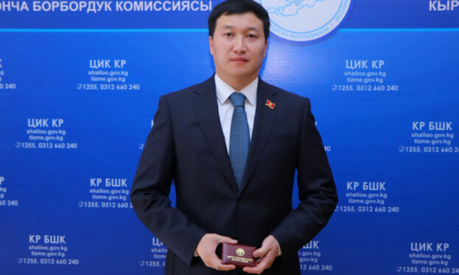 Ленин району. Кубанычбек Самаковго депутаттык күбөлүк берилди