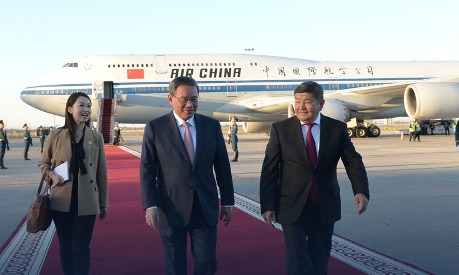 Кытайдын Мамлекеттик Кеңешинин премьери Ли Цян Кыргызстанга расмий сапары менен келди