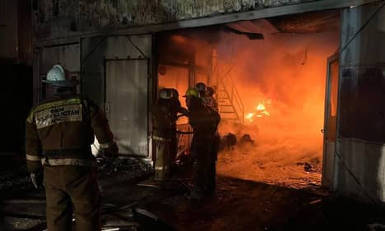 «Кудайберген» базарынын жанындагы тетик саткан дүкөндөн өрт чыкты