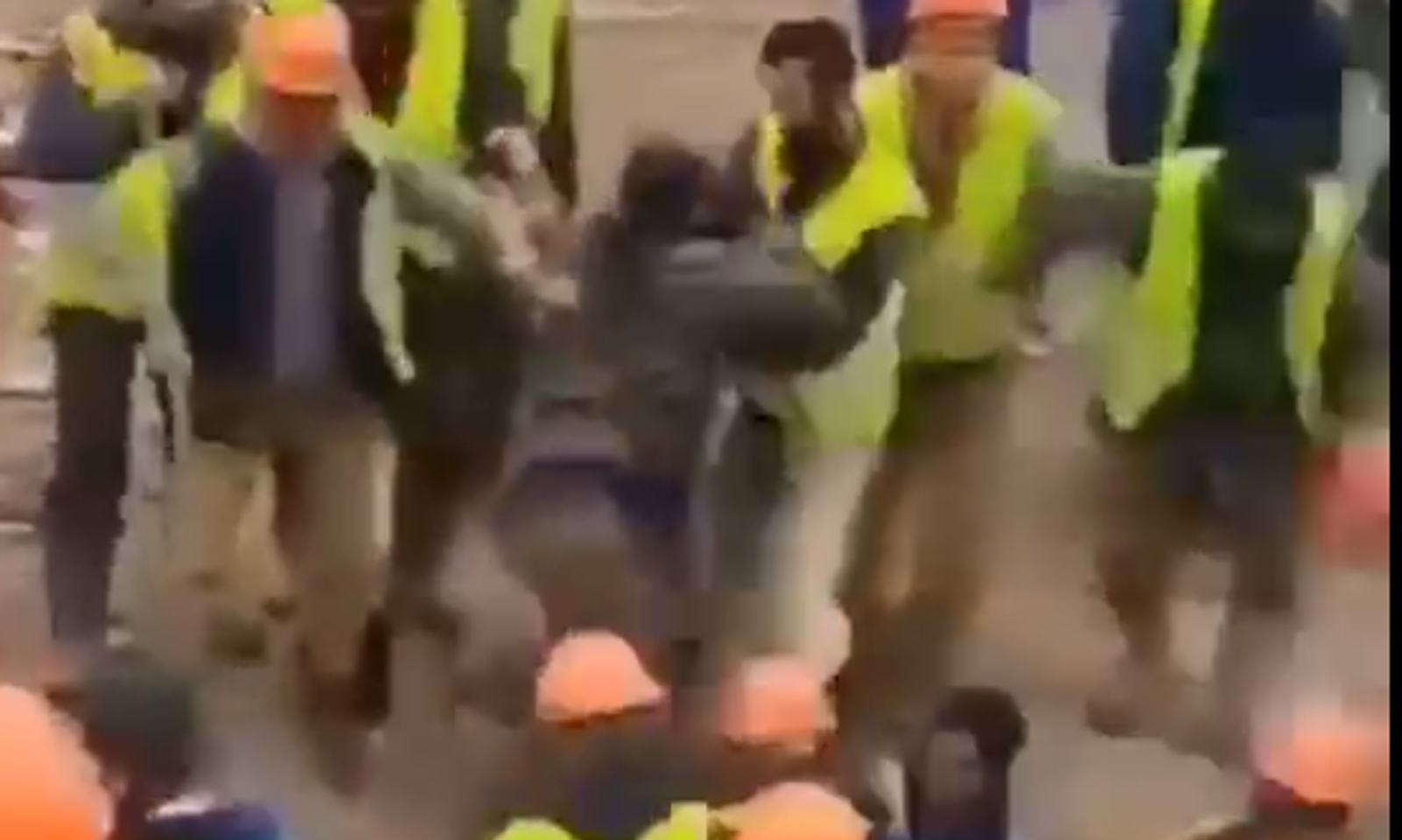 ВИДЕО-Орусияда кыргыз-тажик мигранттарынын ортосунда мушташ чыкты