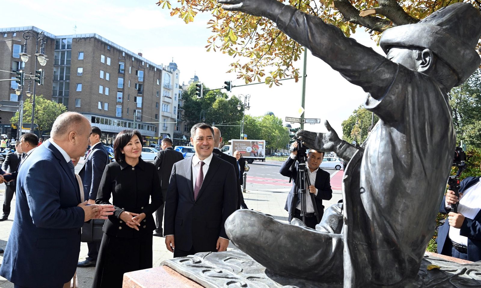 Садыр Жапаров Берлиндин борборундагы жаңы “Жаш Манасчы” айкели менен таанышты