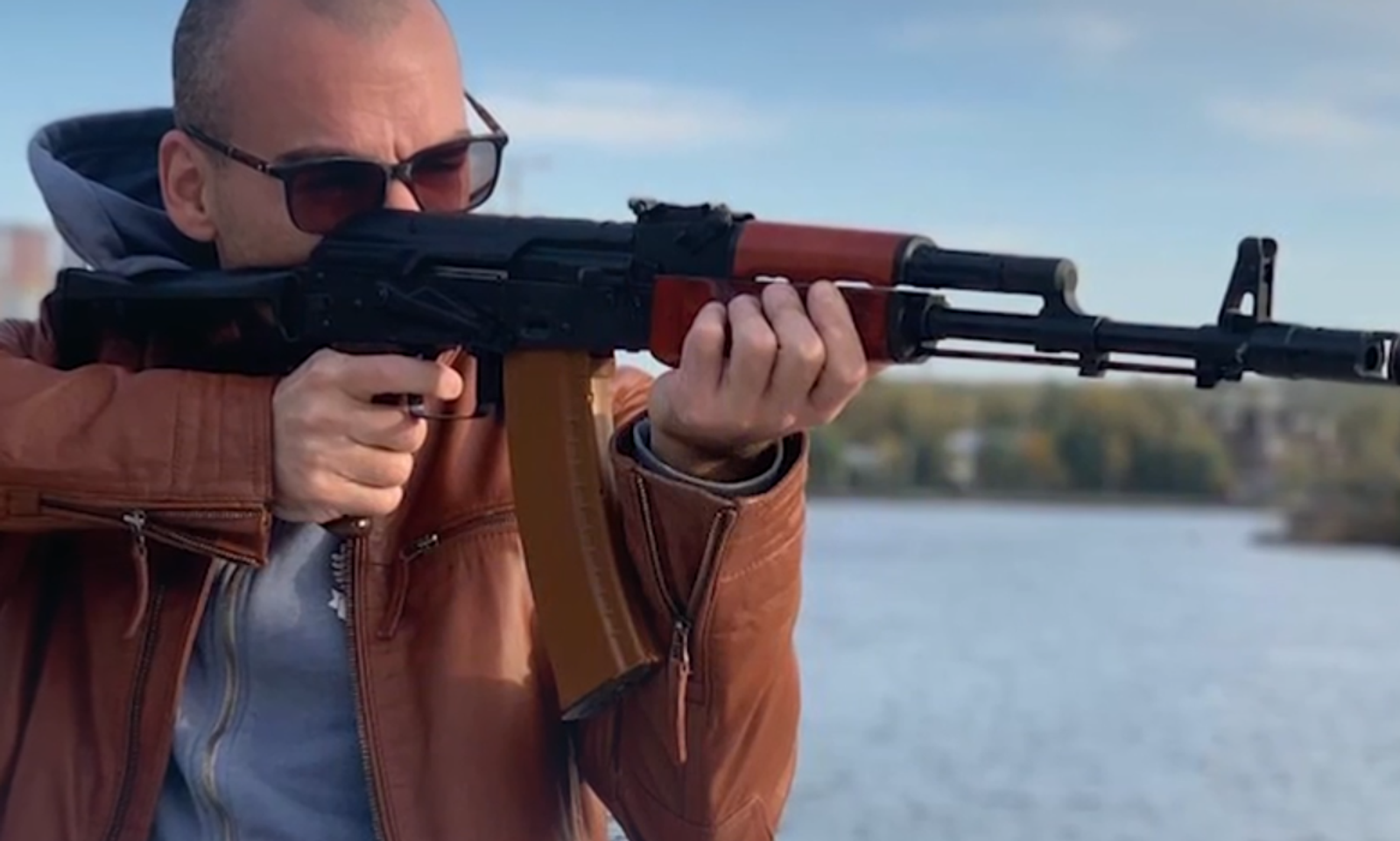 Активисттер орусиялык блогердин «по приколу» алган кыргыз жарандыгын жокко чыгарууну талап кылууда