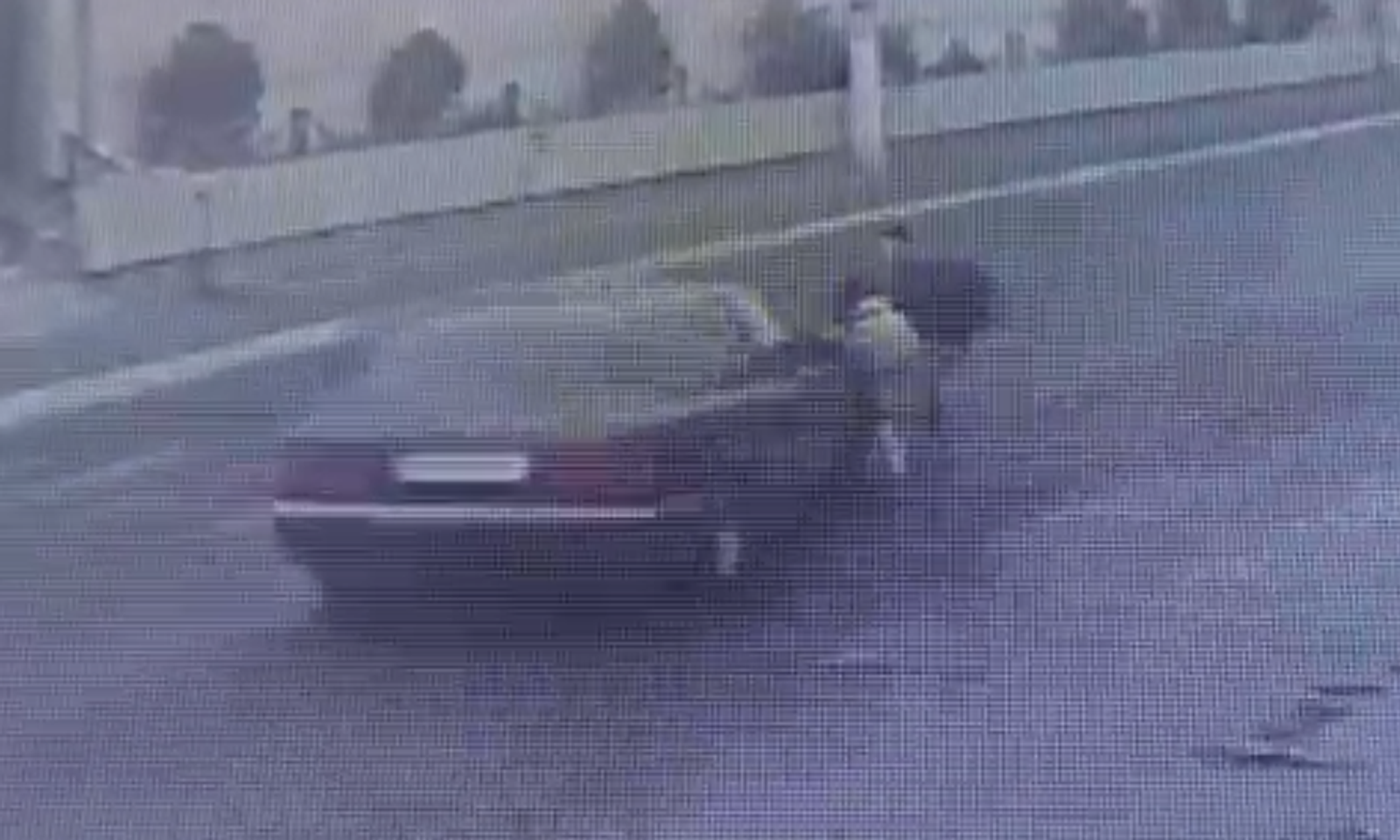 Окуучуларды жөө өтмөктөн сүзүп кеткен унаалардын видеосу тарады