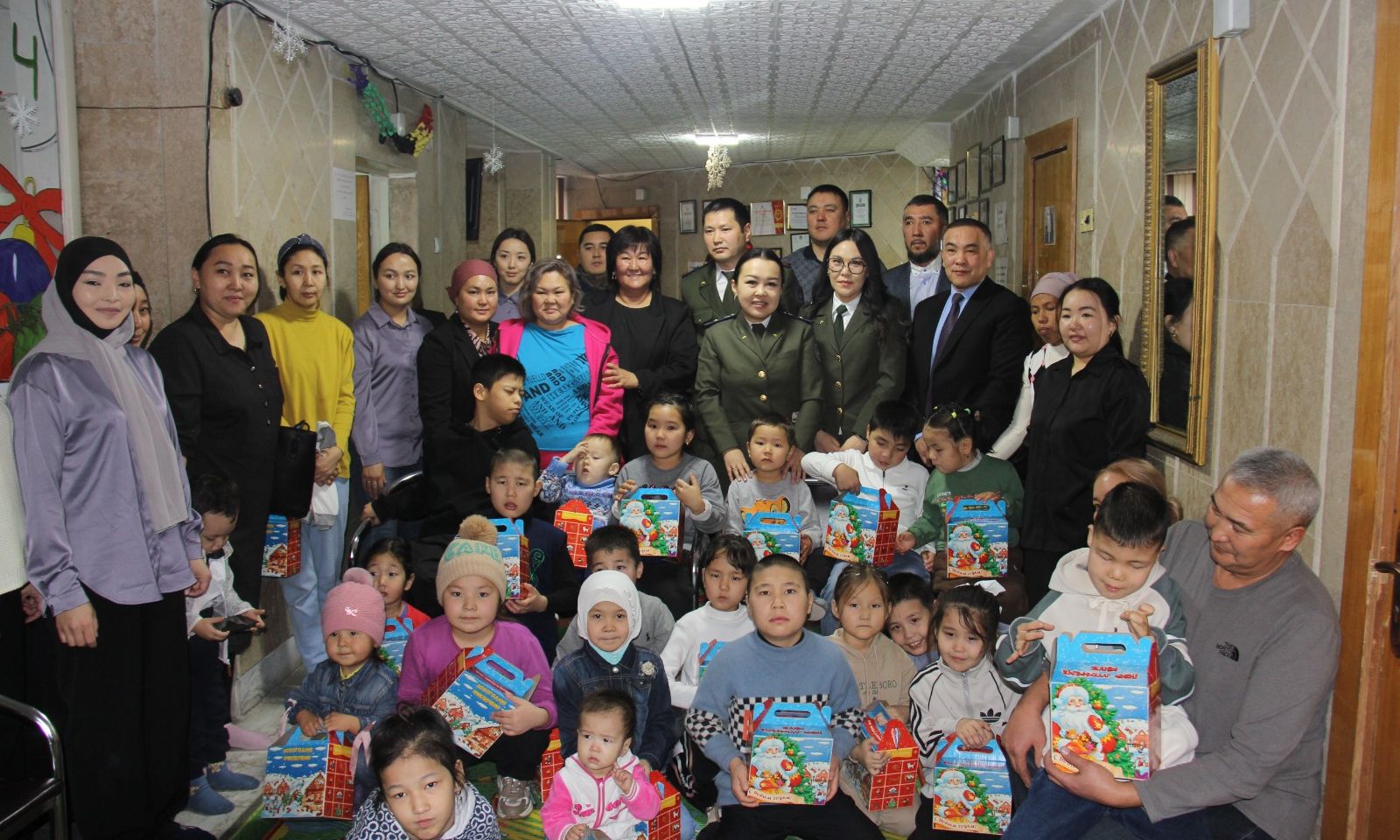 500 миң сом жана белектер. УКМК «Нур+» реабилитациялык борборундагы ден соолугунун мүмкүнчүлүгү чектелген балдарды куттуктады