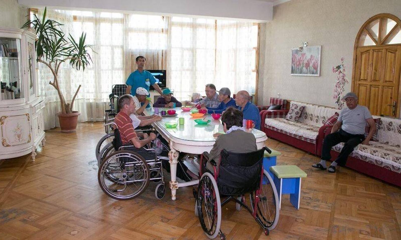 100 миң сом айып, эркинен ажыратуу. Майыптыгы бар ата-энесин таштап кеткен кыргызстандыктарга кандай жазалар колдонулат?