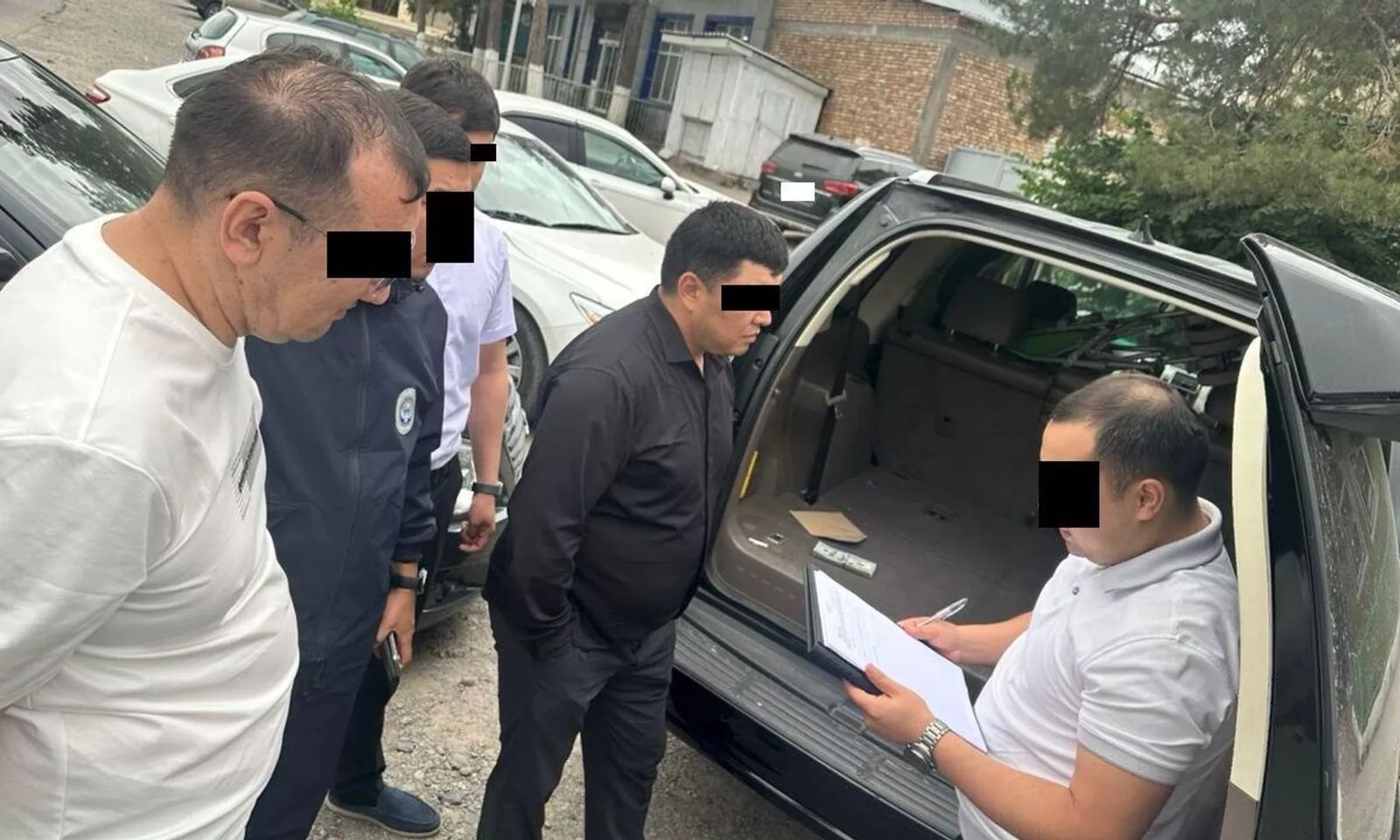 Армян, абхаз номерлүү унааларды мыйзамсыз каттаган топ кармалды