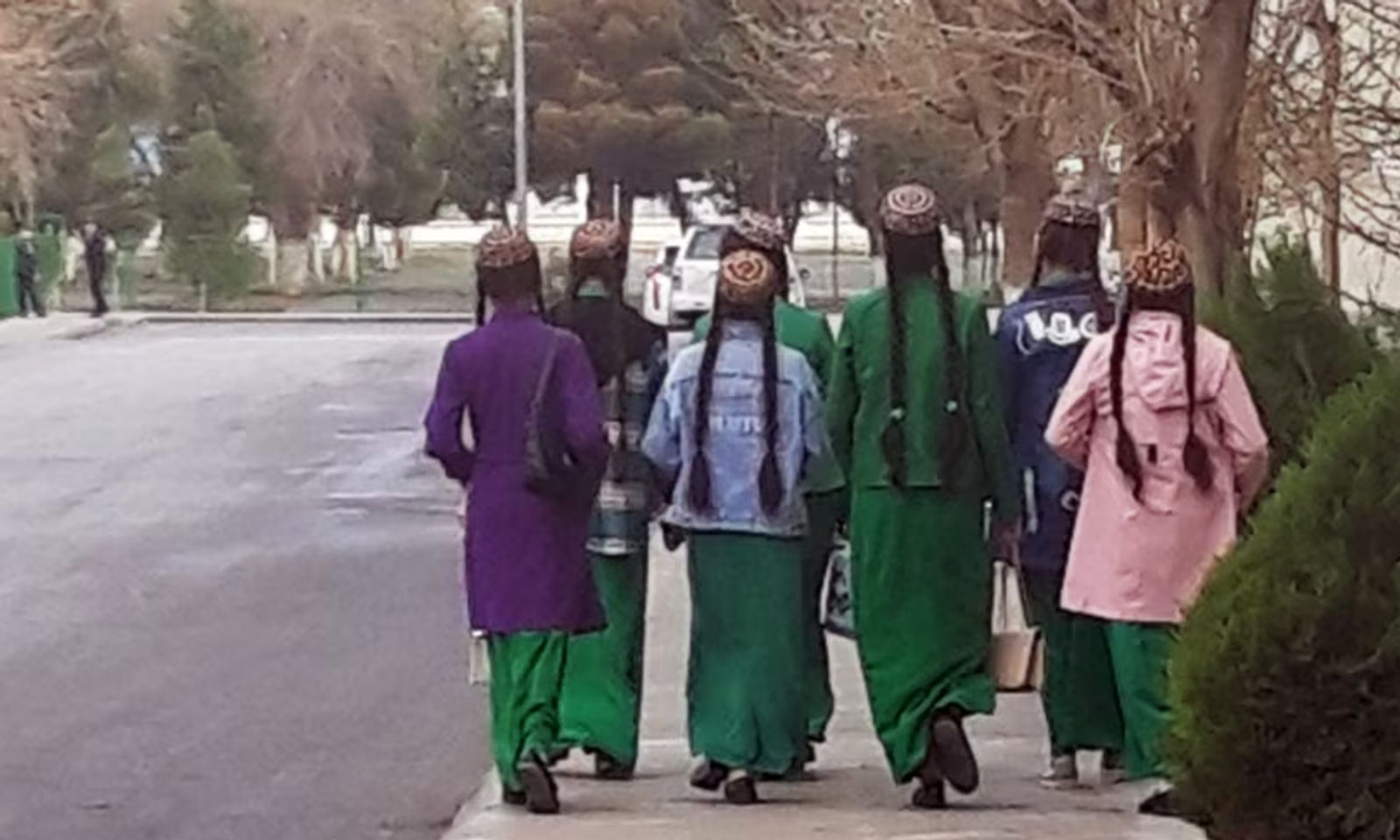 Түркмөнстан: окуучулар мектеп формасы үчүн жогорулатылган баада кездеме сатып алууга мажбурланууда