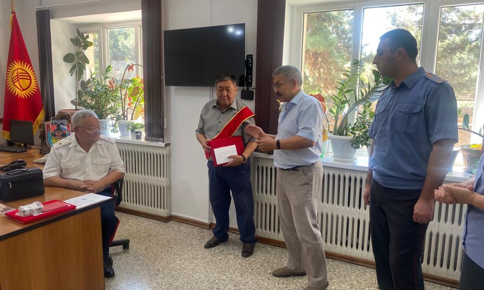 «Карысы бардын – ырысы бар»: ИИМдин Күзөт кызматында ардагерлерди куттукташты