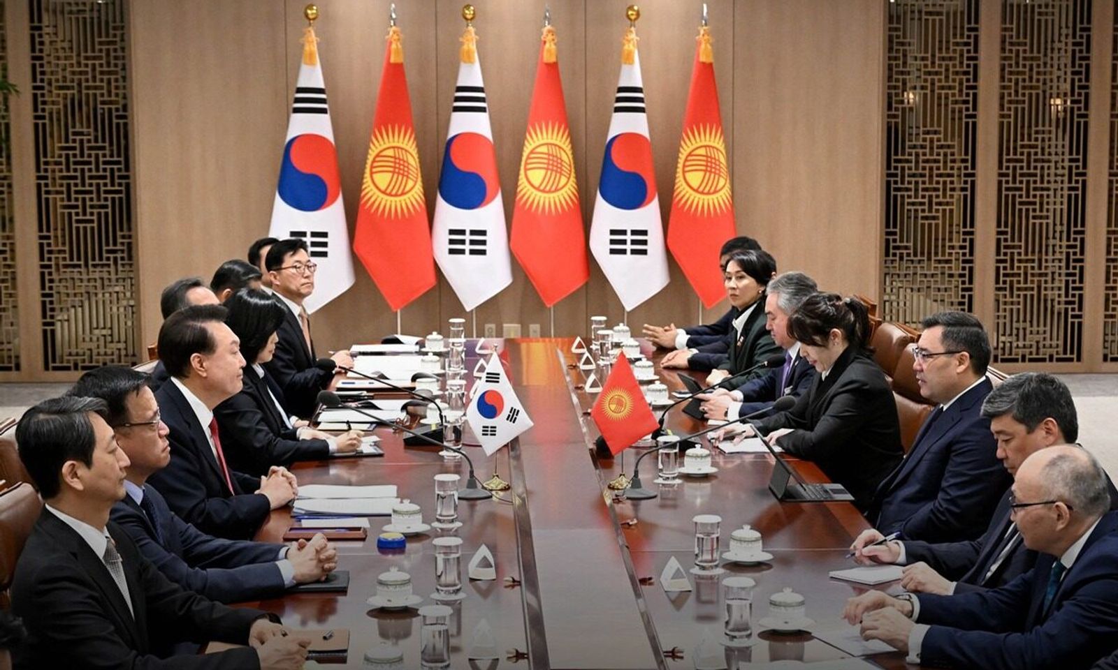 Кыргыз Республикасынын Президенти Садыр Жапаров бүгүн, 3-декабрда, Сеул шаарында Кореяга болгон расмий сапарынын алкагында Корея Республикасынын Президенти Юн Сок Ёль менен кеңейтилген форматта сүйлөшүүлөрдү жүргүздү