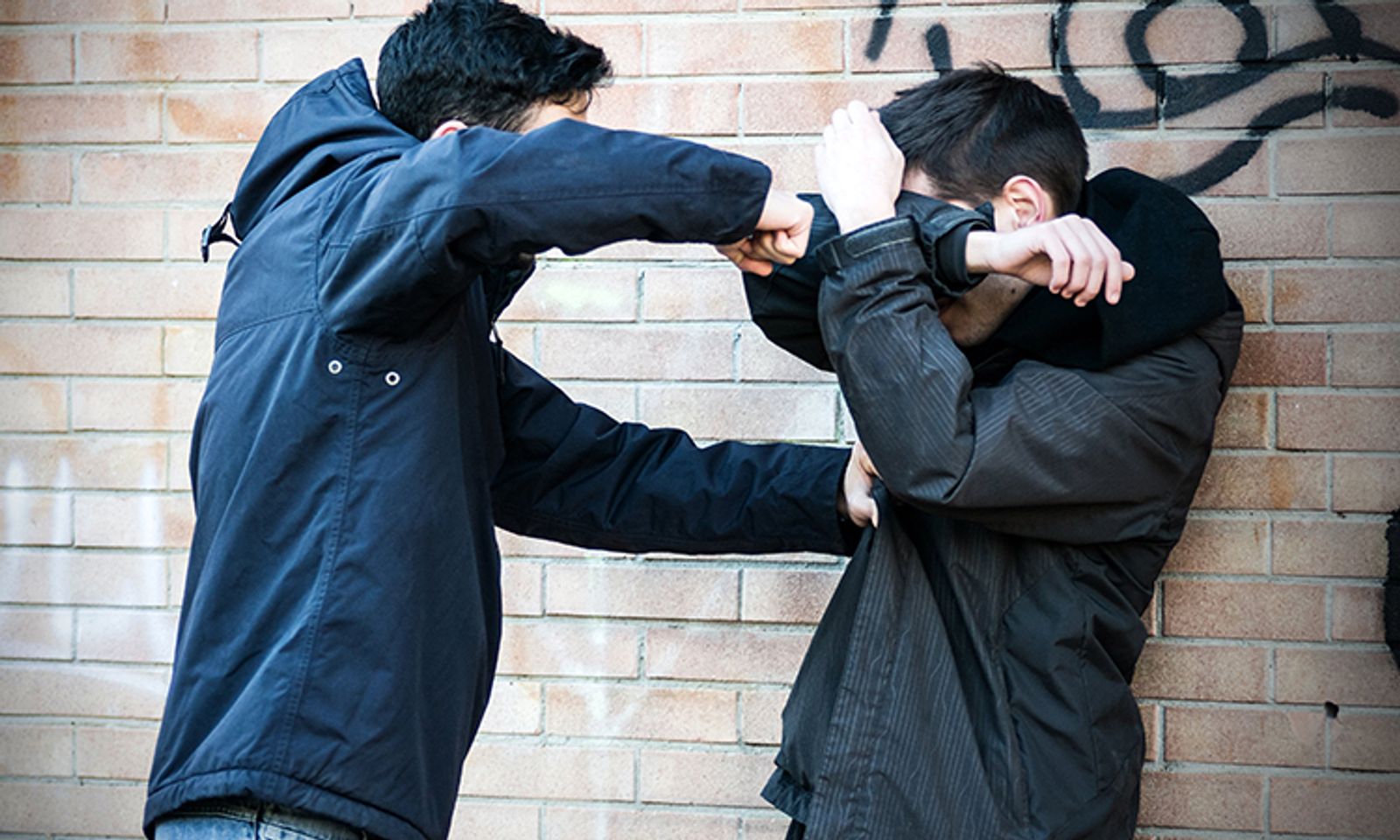 Депутат Эрнис Айдаралиев мектептеги рэкетчилике каршы курөштү күчөтүүгө чакырды