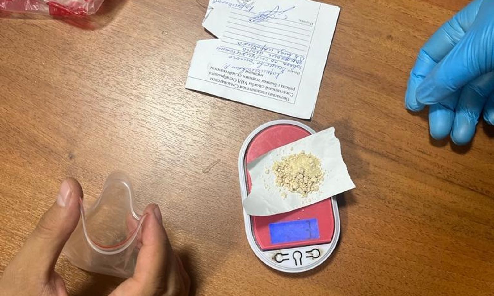 Видео — 40 грамм героин, 90 гр апийим. Бишкекте жарандын үйүнөн баңгизат табылды