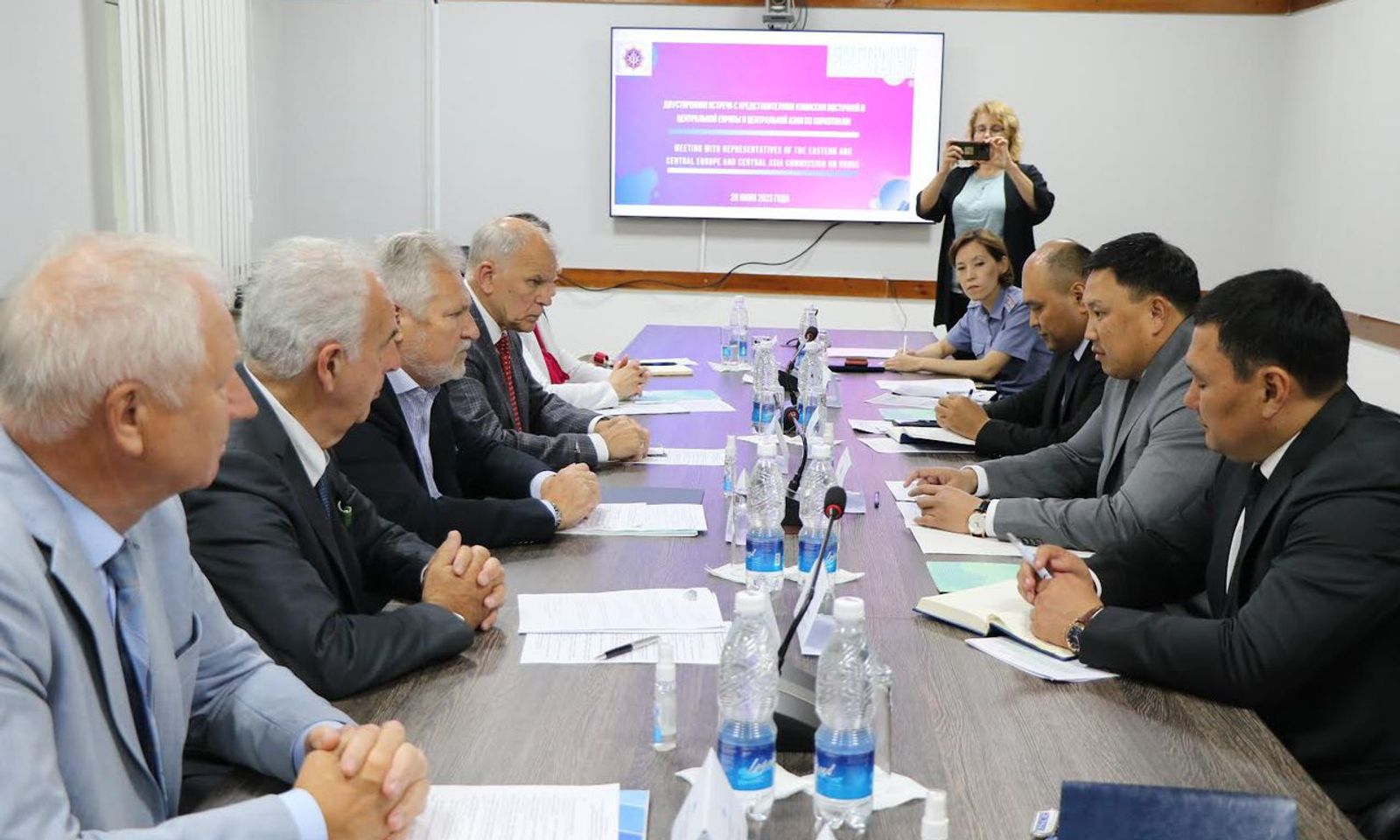 ИИМдин БМЖКККнын башчысы Улан Султанов менен Чыгыш жана Борбордук Европа өлкөлөрүнүн баңгизат саясаты боюнча комиссиясынын жетекчиси Александр Квасневскийдин жолугушуусу болуп өттү