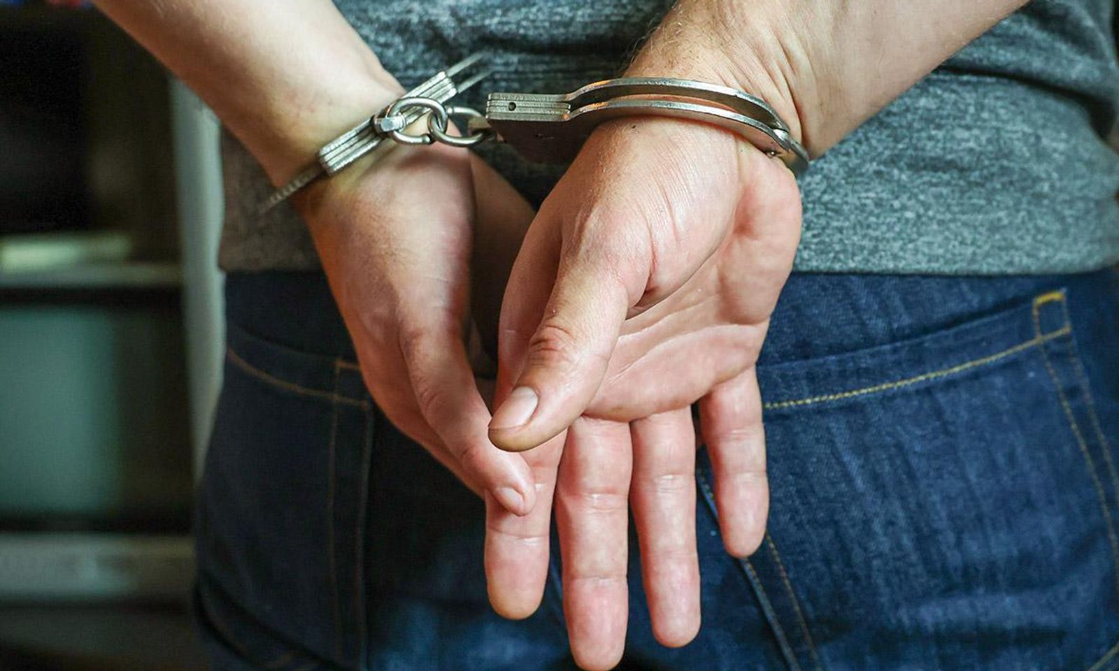 Токмокто өзүн милиция кызматкери деп атап, акча талап кылган шектүүлөр кармалды