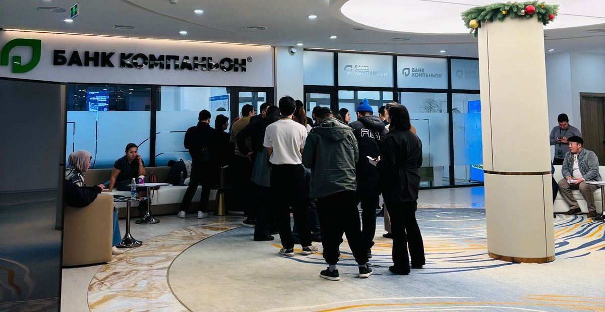 Royal Central Park долбоорунун The Essence фазасындагы 29 кабаттуу башнядагы батирлерге депозит киргизүү үчүн кезекке турган биринчи тургундардын сүрөтү