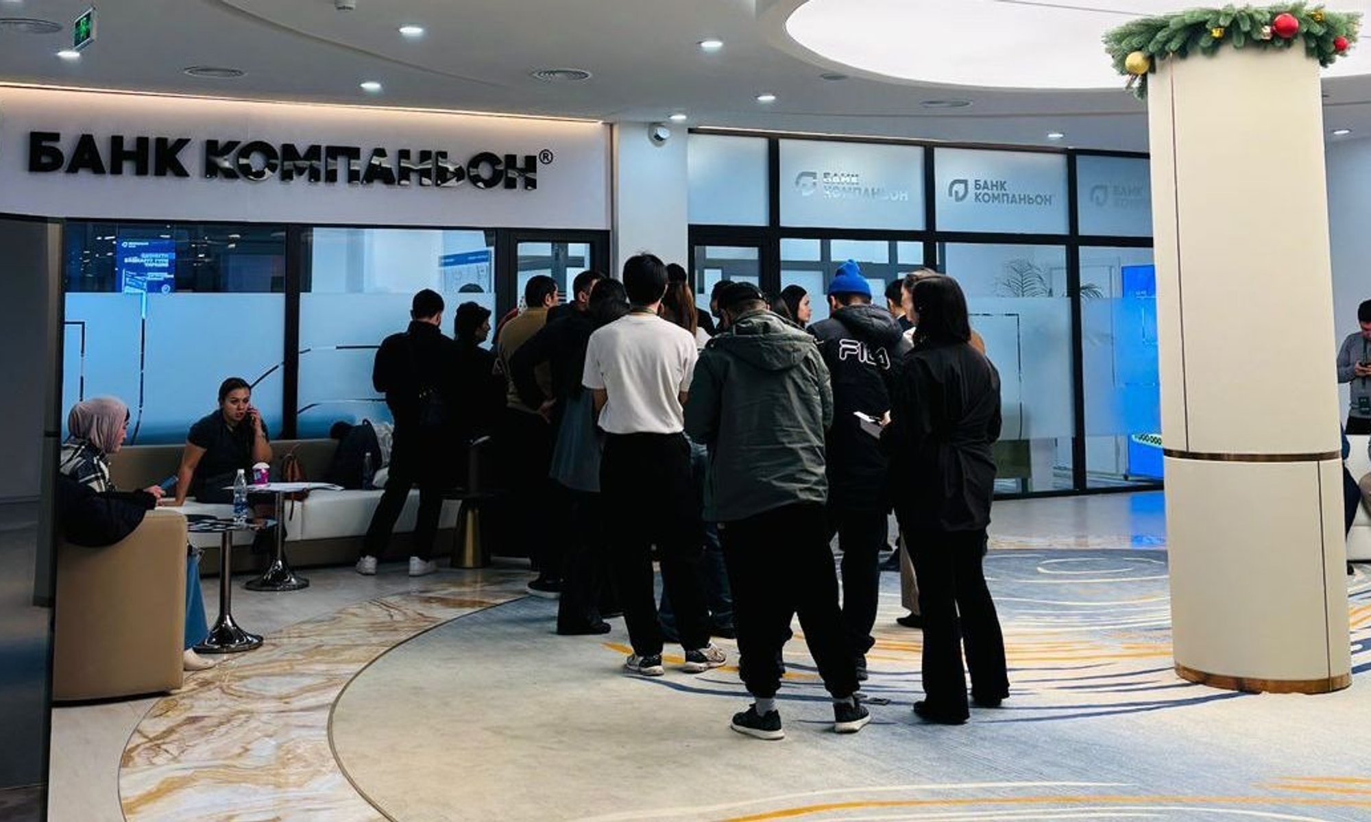 Изображение первых жителей, выстраивающихся в очередь для внесения депозитов на квартиры в 29-этажной башне фазы The Essence в Royal Central Park