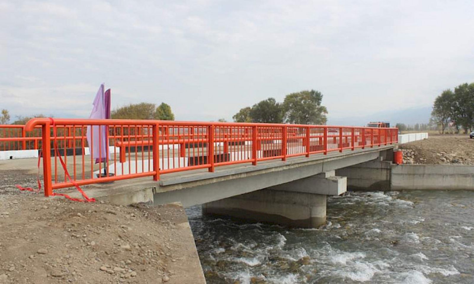 Ак-Суу районунун Теплоключенка айылында жаңы курулган көпүрө пайдаланууга берилди