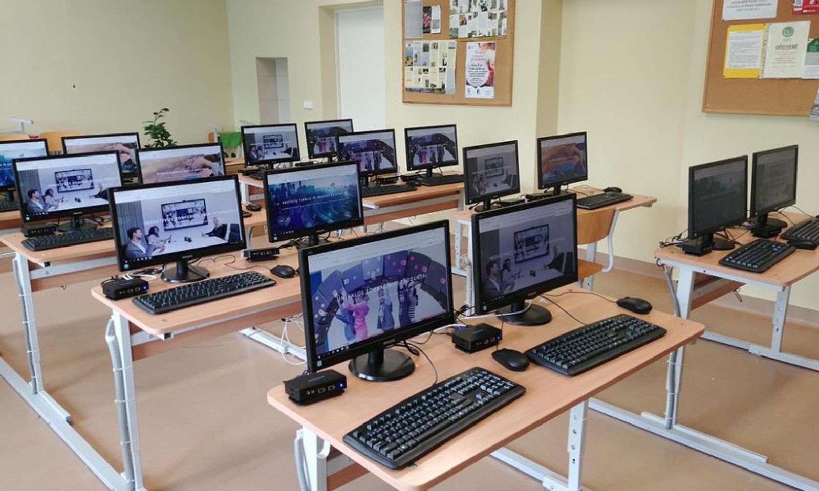 Кыргызстанда мектептерге дээрлик 50 млн сомго компьютерлер сатып алынат