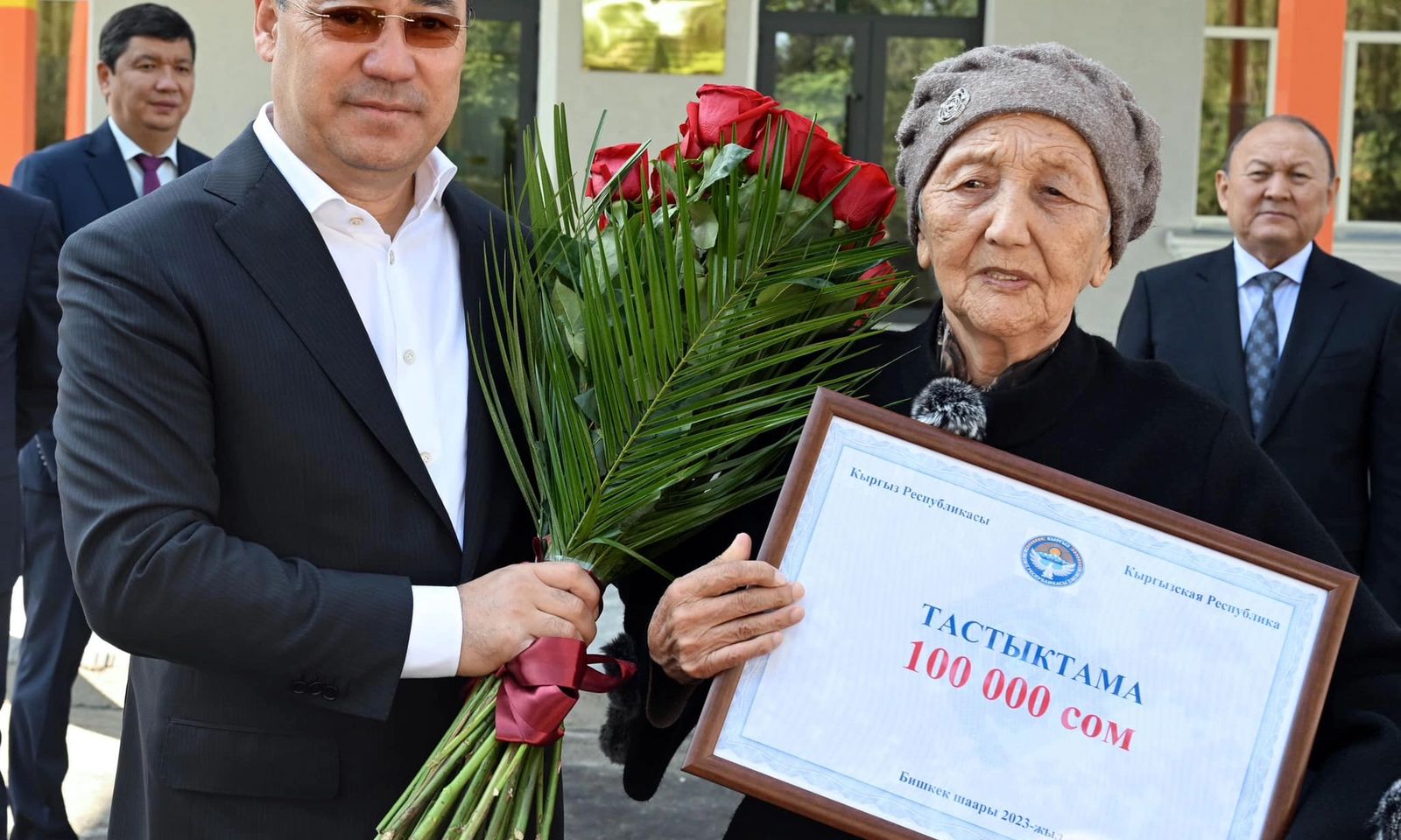 Жапаров Бишкекте окуган интернатка барып, мугалимине 100 миң сом тапшырды