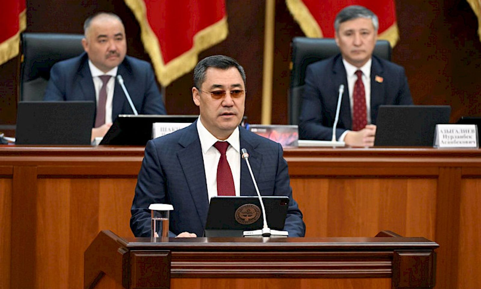 Президент кыргыз парламентинин 85 жылдык мааракеси менен куттуктады