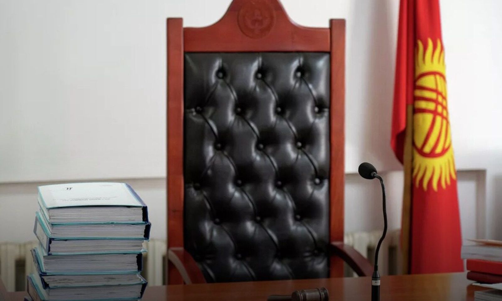 Кыргыз Республикасынын Президенти Садыр Жапаров “Кыргыз Республикасынын судьяларынын статусу жөнүндө” Кыргыз Республикасынын конституциялык Мыйзамына өзгөртүүлөрдү киргизүү тууралуу” Кыргыз Республикасынын конституциялык Мыйзамына кол койду