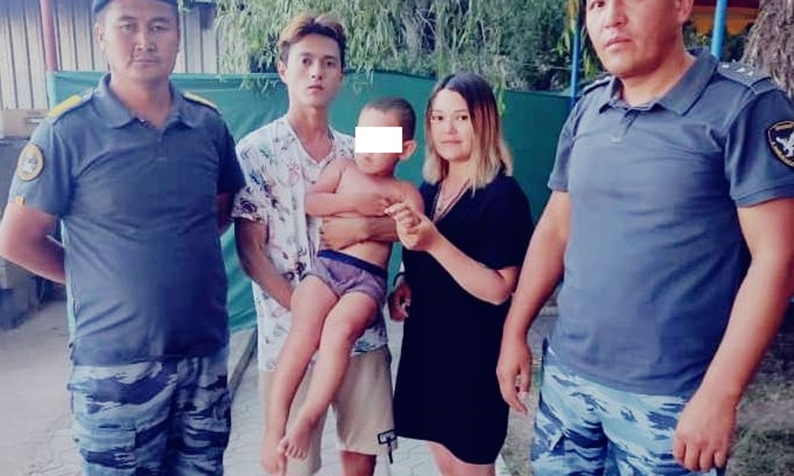 Милиционерлер Ысык-Көлдө туристтердин адашып кеткен 4 жаштагы баласын таап беришти