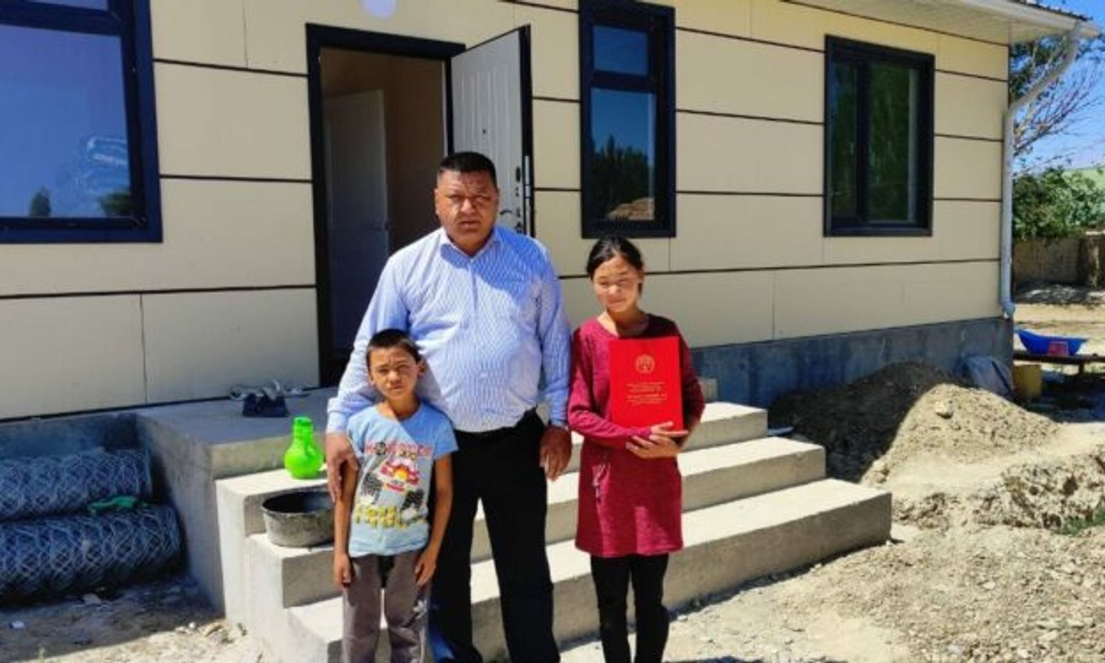 14 жаштагы кыздын кайрылуусу. Жапаров 7 балалуу жалгыз бой энеге үй салып берди