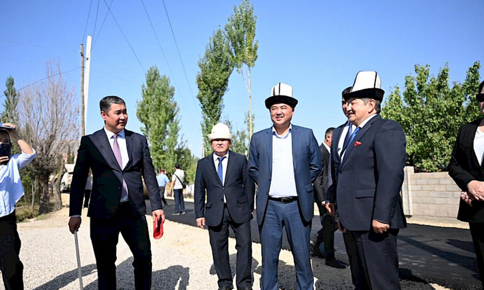 Аксынын Тор-Камыш айылында жолго асфальт төшөлүүдө. Шакиев иштин жүрүшү менен таанышты