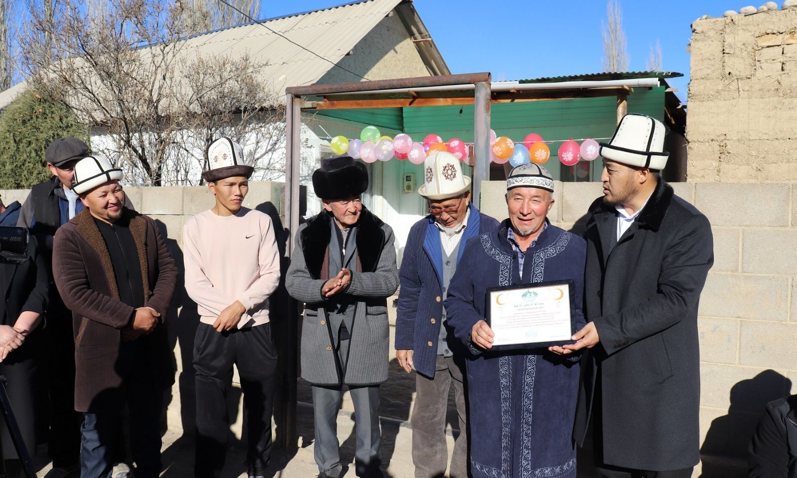 Таласта жергиликтүү тургундар майыптыгы бар жаранга үй куруп беришти