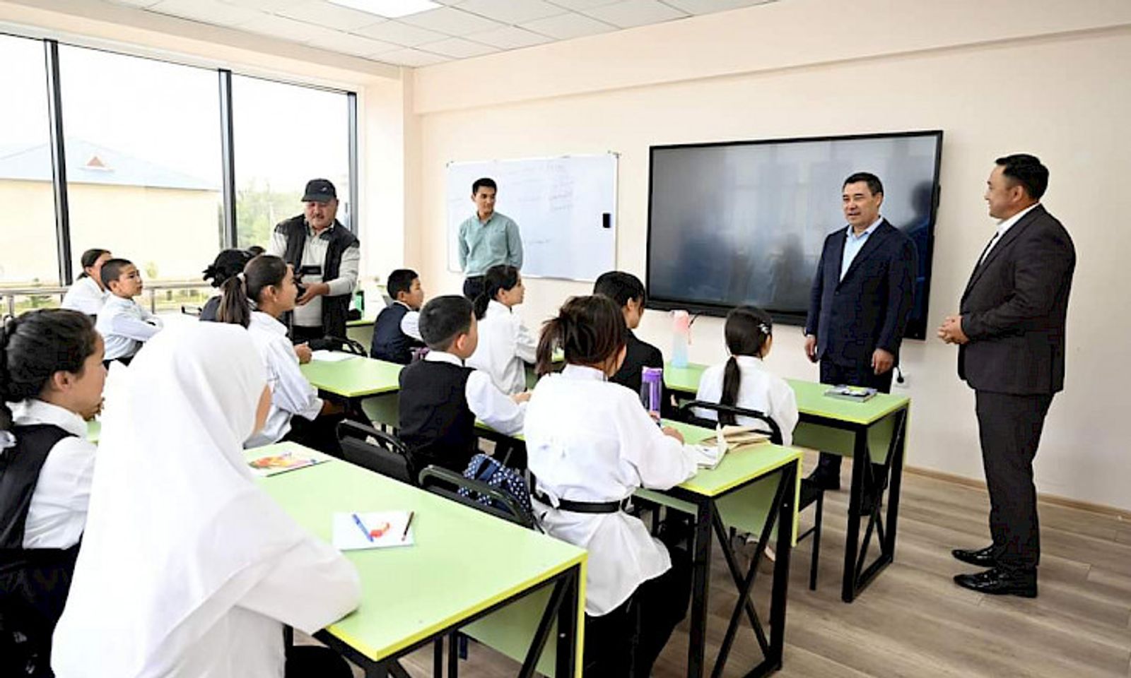 Президент Садыр Жапаров «Акылман» лицейине пландан тышкары барды