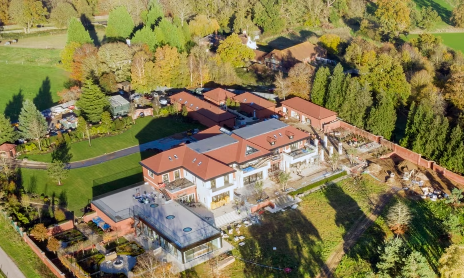 Британ бийлиги Назарбаевдин үй-бүлөсүнүн кыймылсыз мүлкү тууралуу маалыматтарды жарыялады (видео)