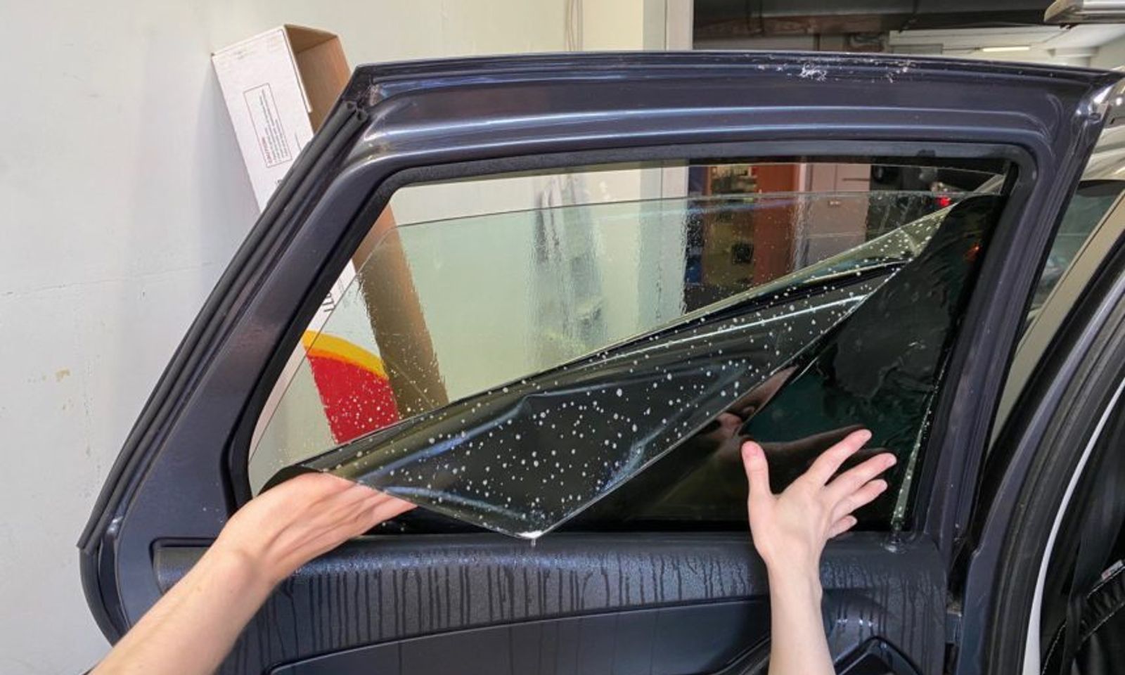 Унаалардын алдыңкы терезелерин караңгылатуу акысы арзандады