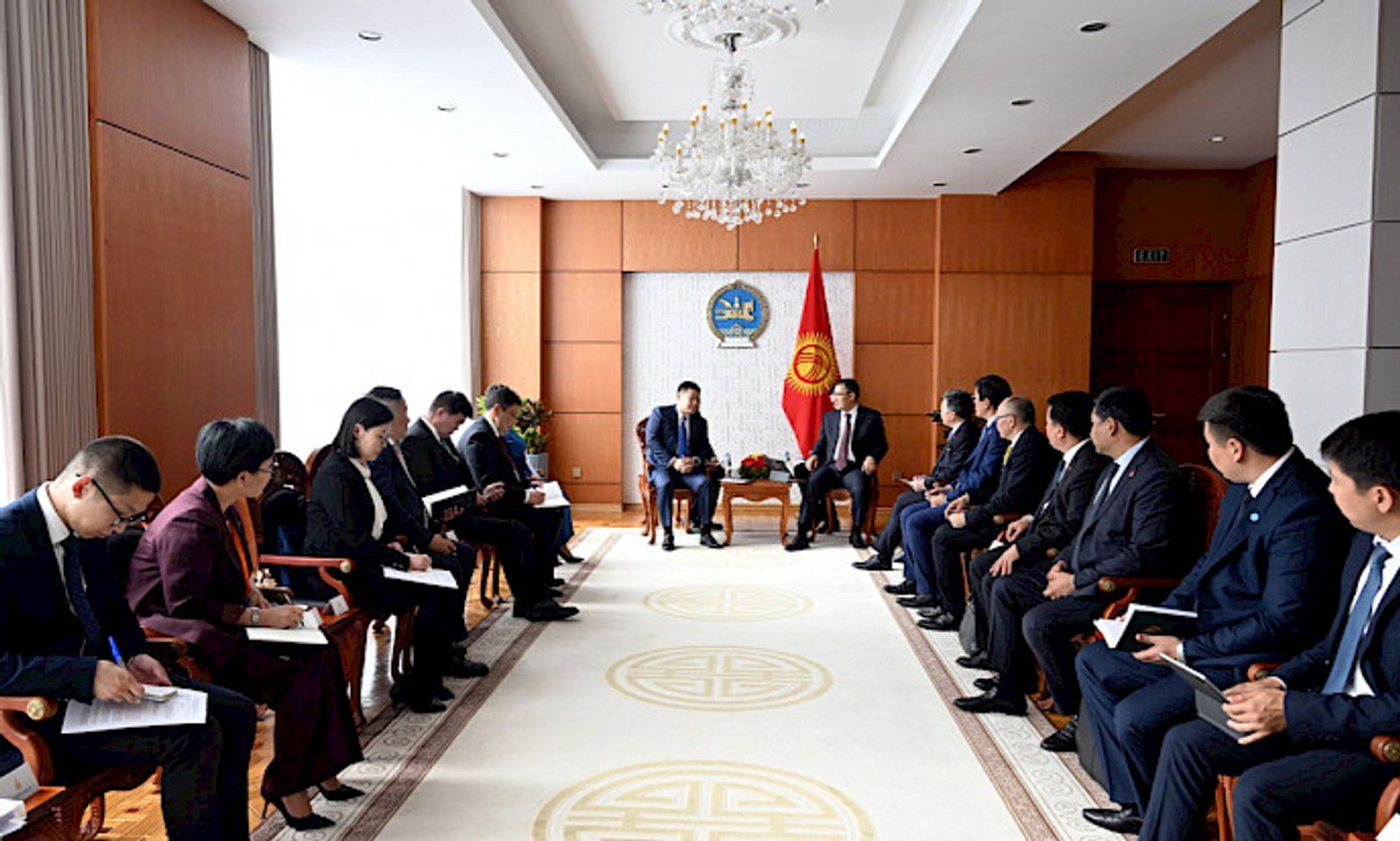 Садыр Жапаров менен Монголиянын премьери кызматташтыкты талкуулашты