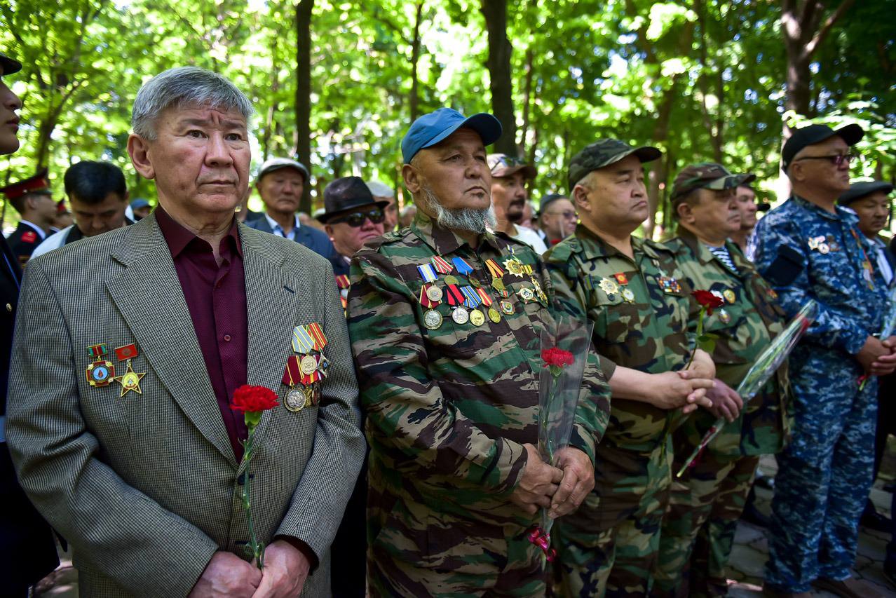 Бишкекте Чернобыль атомдук электр станциясындагы кырсыктын кесепеттерин жоюунун 40 жылдыгына арналган эскерүү митинг-реквием өттү