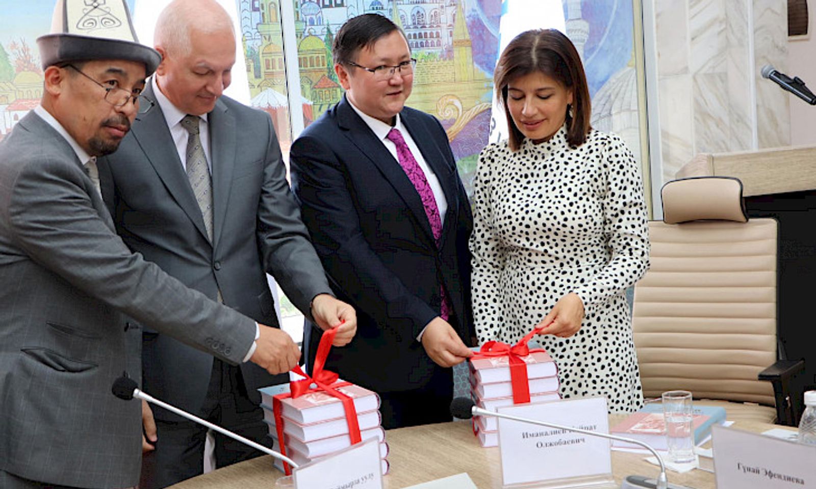 Бишкекте кара сөз түрүндө жазылган «Сагымбайдын Манасы» китебинин бет ачары өттү