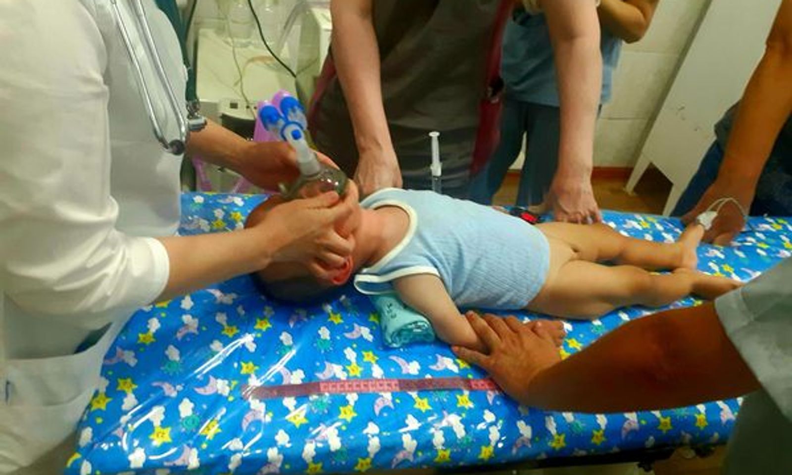 Алма берип коюшкан. Бишкекте дарыгерлер 7 айлык наристени аман алып калышты