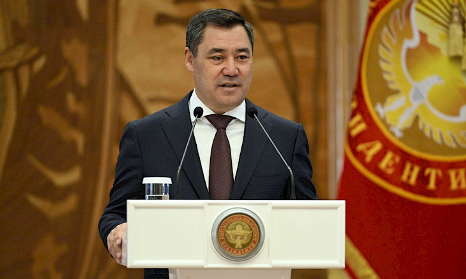 Президент мамлекеттик өзгөчө наам-белгилери ыйгарылган инсандарга мамлекеттик сыйлыктарды тапшырды