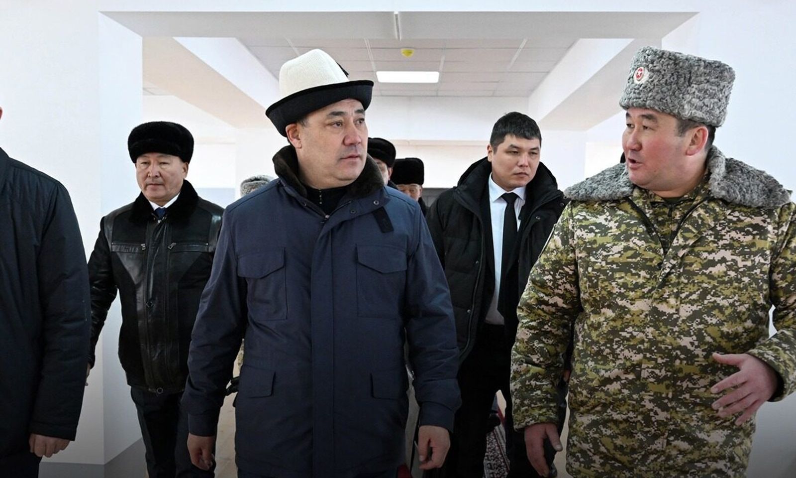 Кыргыз Республикасынын Президенти Садыр Жапаров бүгүн, 10-декабрда, Ысык-Көл облусуна болгон жумуш сапарынын жүрүшүндө Улуттук коопсуздук мамлекеттик комитетинин Чек ара кызматынын Байсары уулу Кыдыр аке атындагы жаңыланган №2028 аскер бөлүгүнө барды