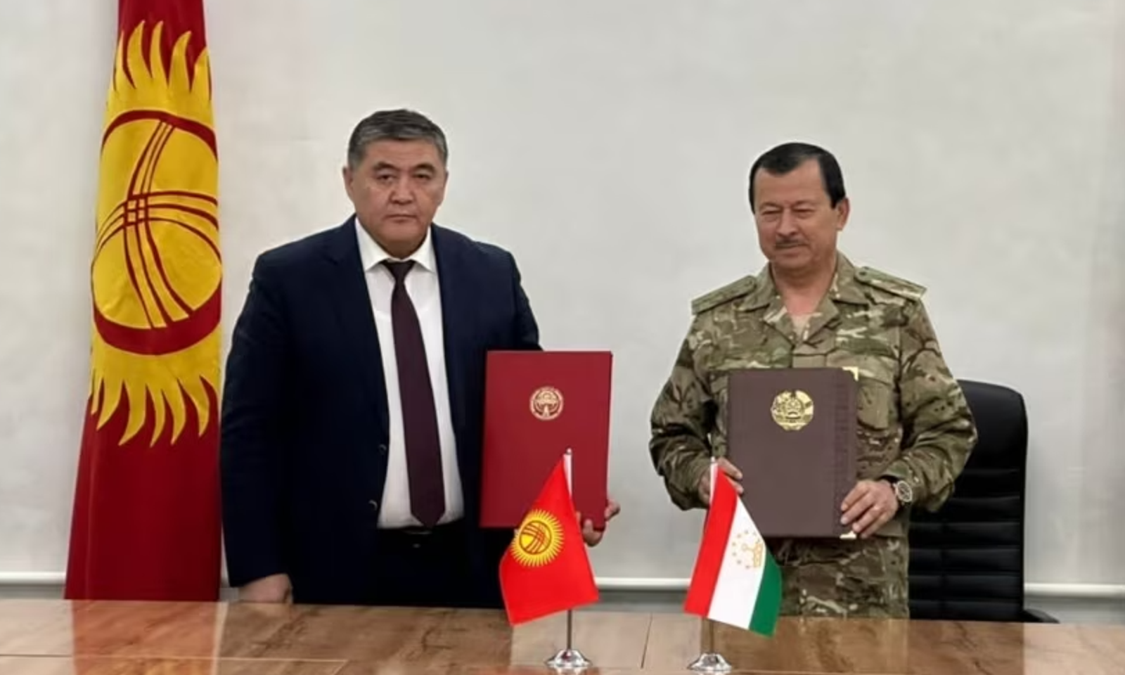 Кыргыз-тажик делегация башчылары чек ара боюнча протоколго кол коюшту