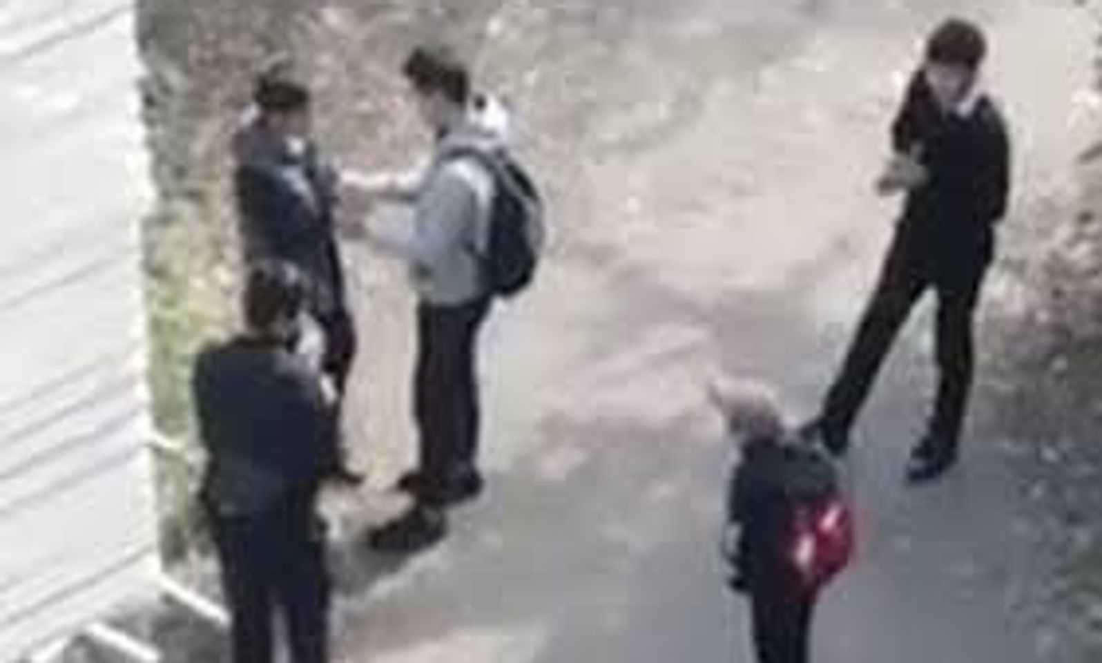 Акыйкатчысы Ж.Жаманбаева мектептеги рэкетти токтотууга жана анын алдын алуу үчүн биргелешкен аракеттерди көрүүгө чакырды.