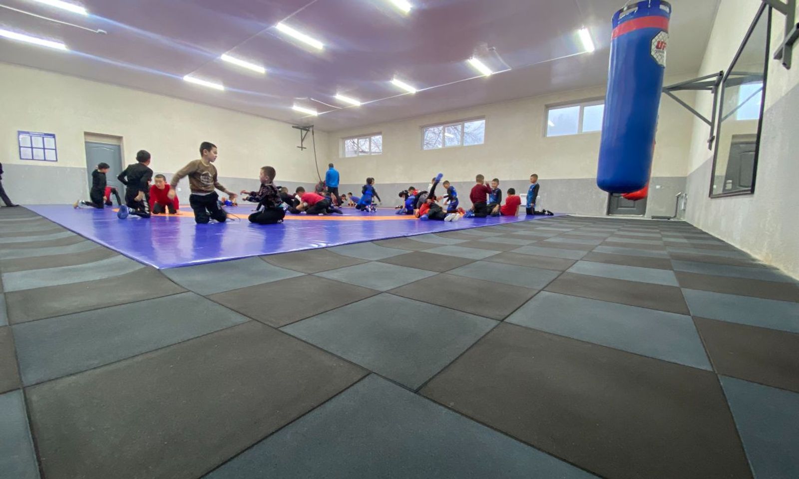 “Альянс Алтын” Көк-Ой айылындагы спорт залына жардам берди